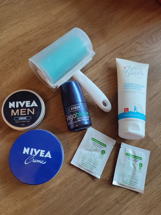 Zestaw kosmetyków, dwie próbki i wielorazowa rolka do ubrań