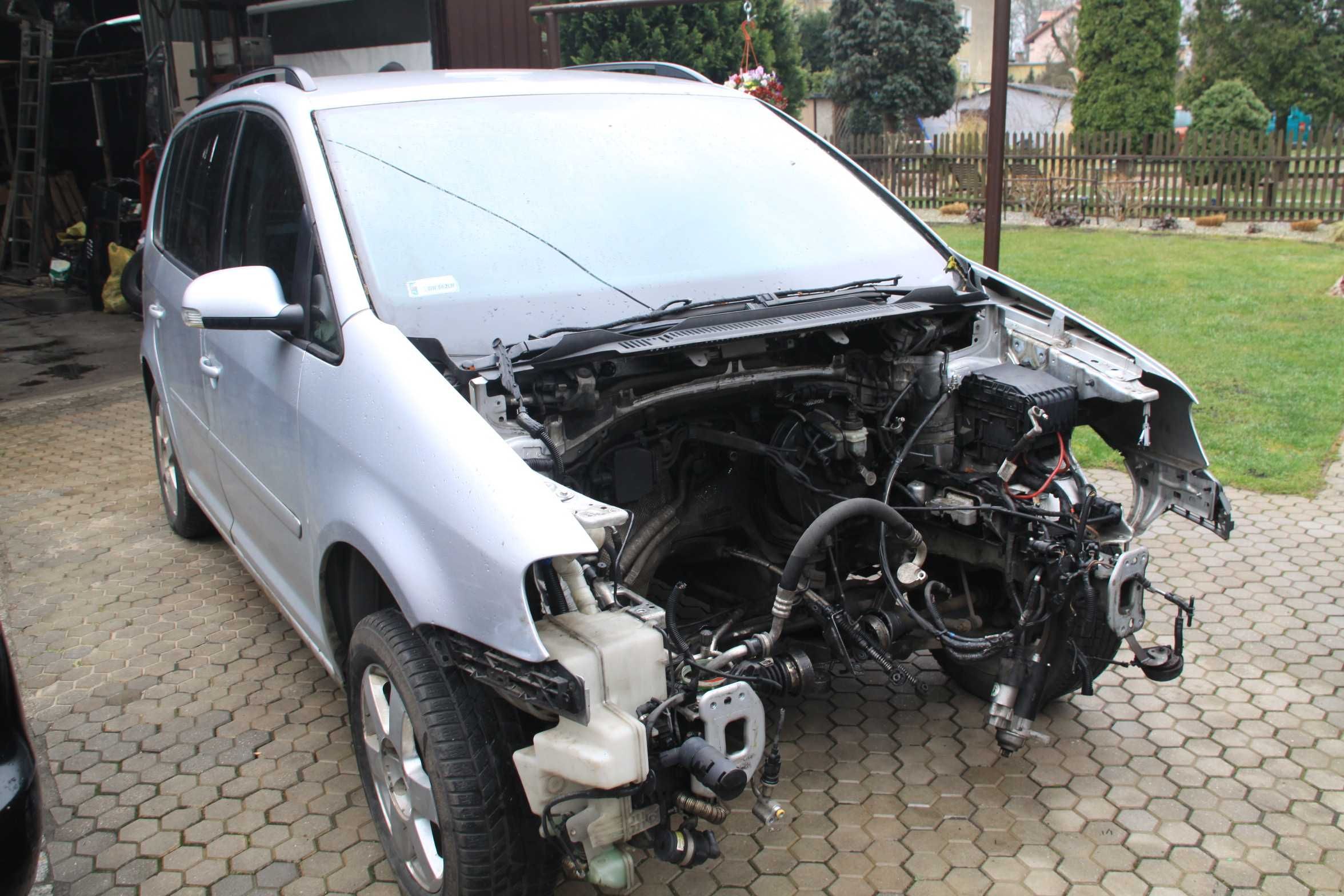 VW Touran  1,9 TDI  BKC Skrzynia JCY Kolor LA7W  Auto na Części