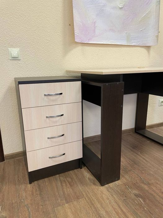 Офісний стіл з висувними ящичками