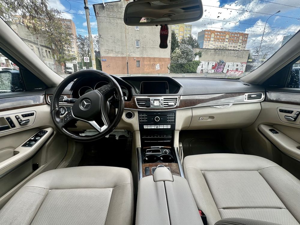 Mercedes-Benz E350 4Matic • Panorama • Harman Kardon • Klima •