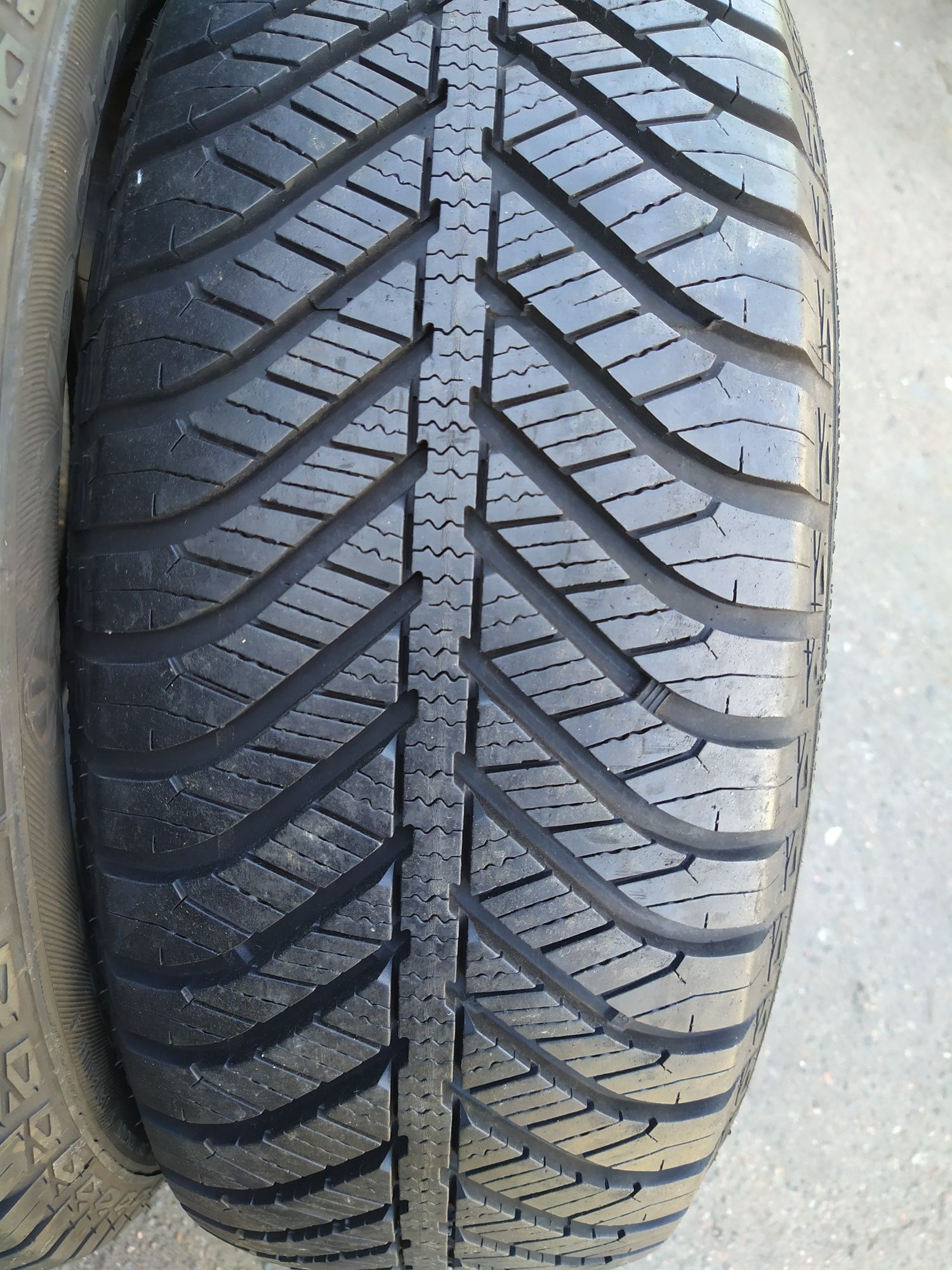 Всесезонная резина 215.60.17.Goodyear Vector4seasons.7.5мм,18 г.