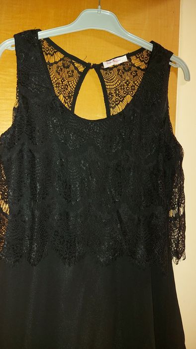 Vestido preto curto com renda