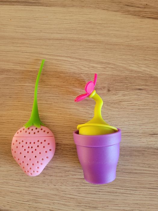 Dwa kwiatowe zaparzacze do herbaty