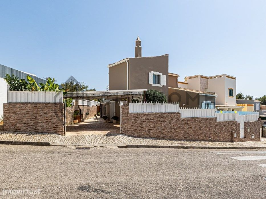 Moradia T3 ponta de banda a 5 minutos da Praia Grande de Pêra