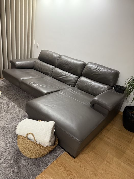 Sofá em pele cinza