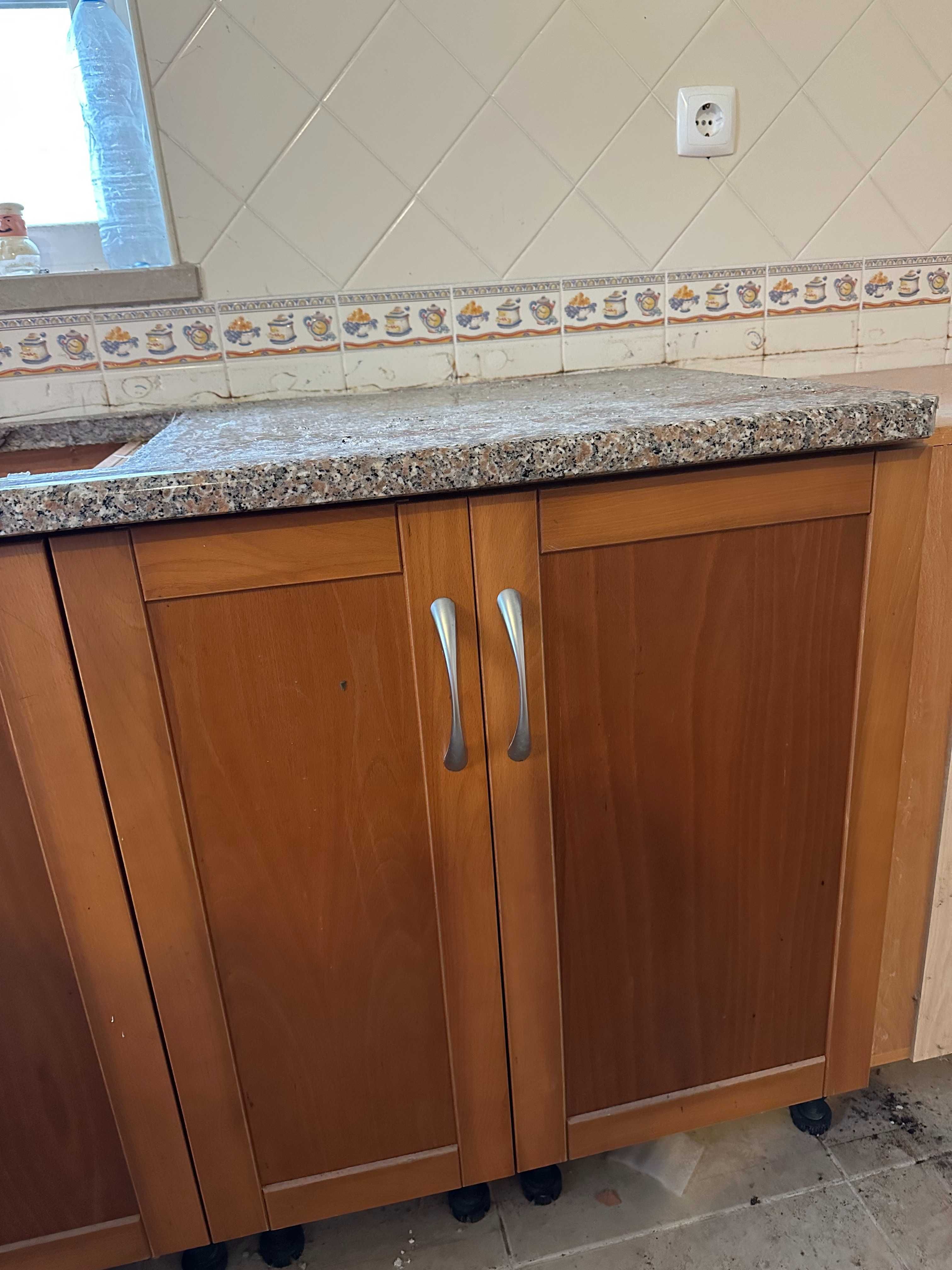 Vendo cozinha em Cerejeira + bancada em granito