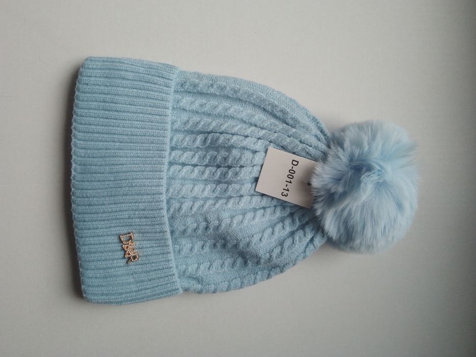 Czapka damska z pomponem