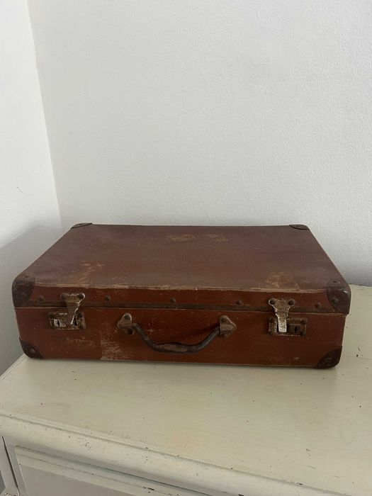Mala de viagem antiga em castanho