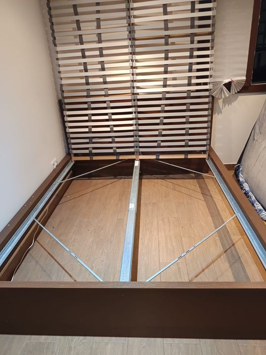 Vendo Cama de Casal + 2 caixas de arrumação.Tudo bem conservado.