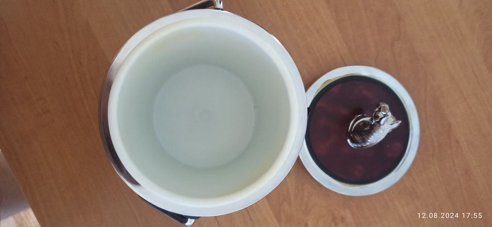 Piękny pojemnik na lód