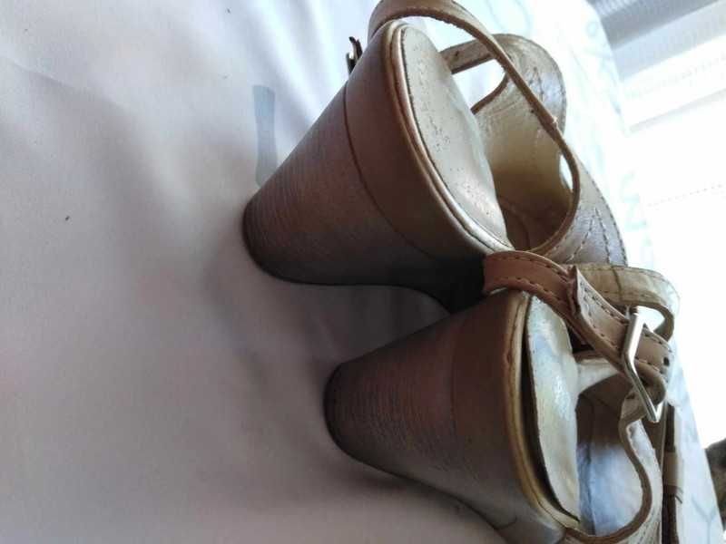 Damskie buty beżowe sandałki na koturnie w rozmiarze 38