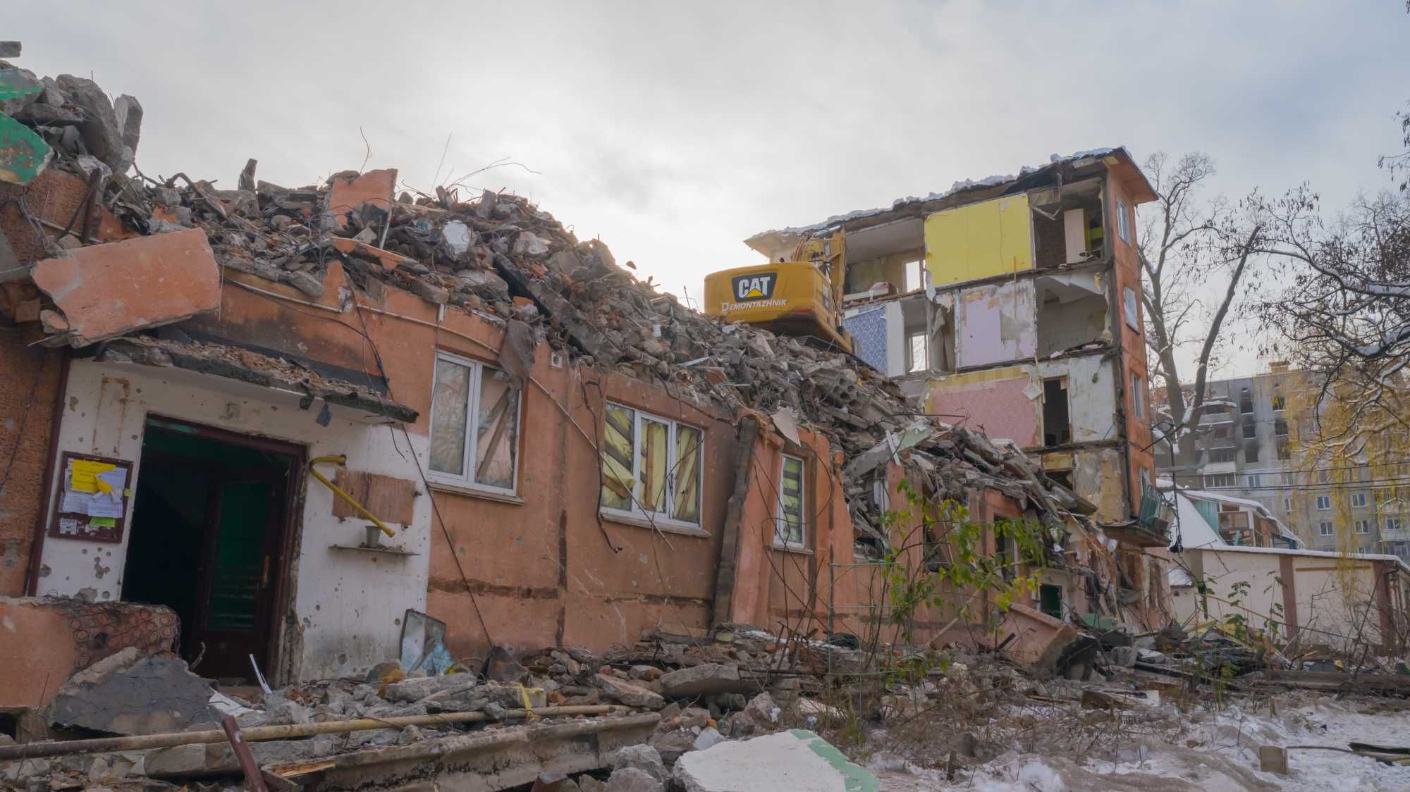 Знесення будівель. Ручний демонтаж будинків, труб, фундаменту, бетону