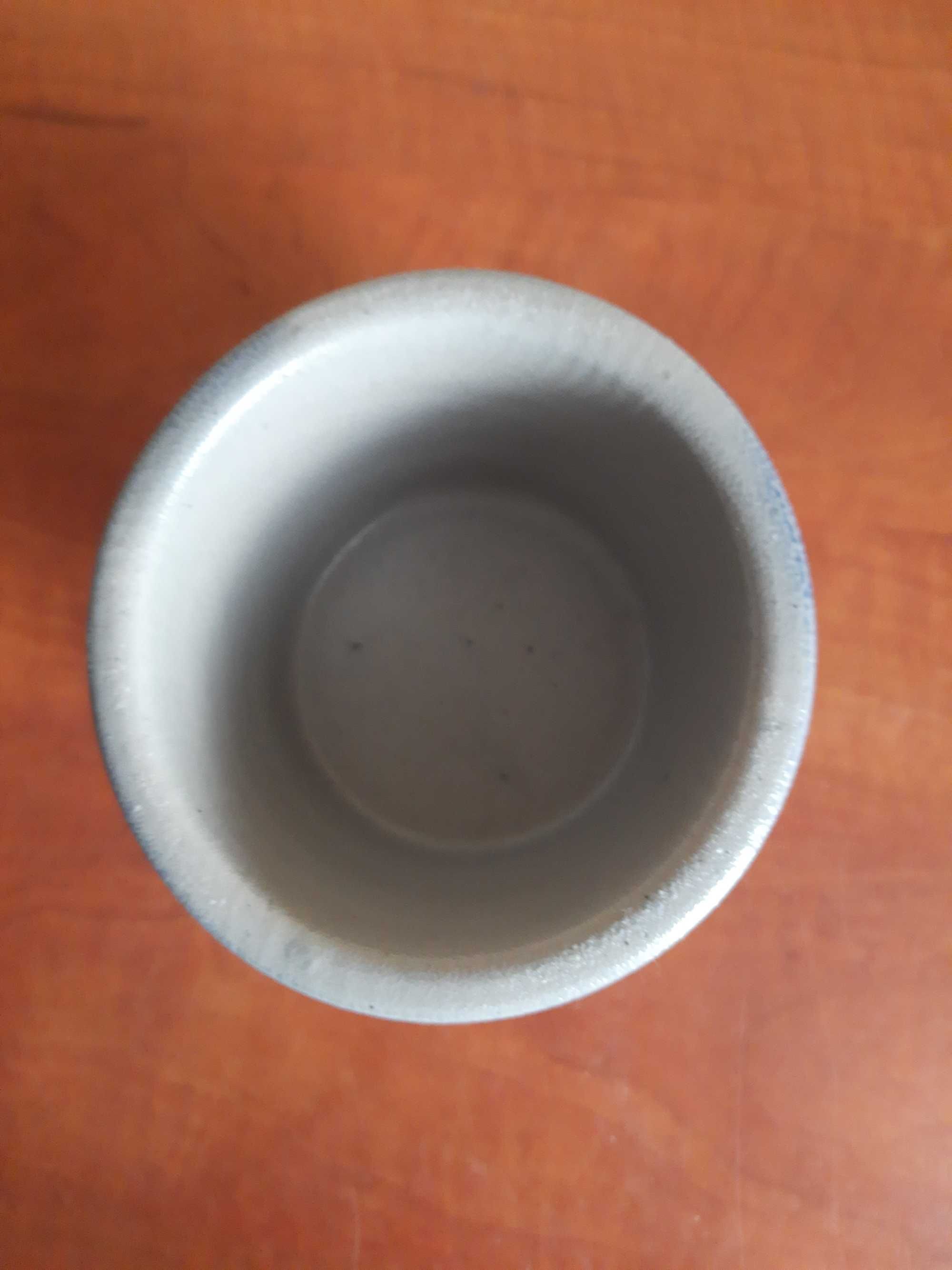 ceramiczne naczynie z uszkami z kobaltowym wzorem