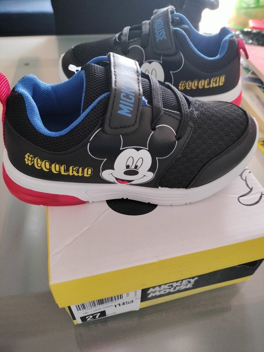 Tênis Mickey com luzes. Novos