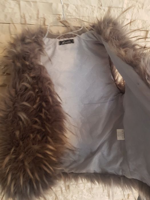 Kamizelka dziewczęca szara długi włos 
Stan bardzo dobry 
Założone  ra