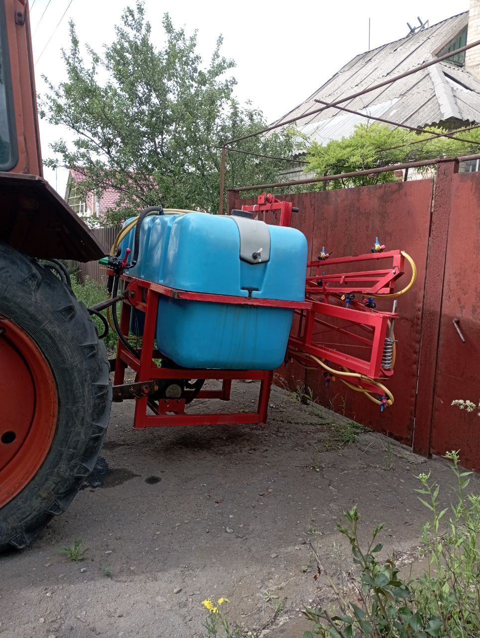 Трактор ЮМЗ-6 с опрыскиватель