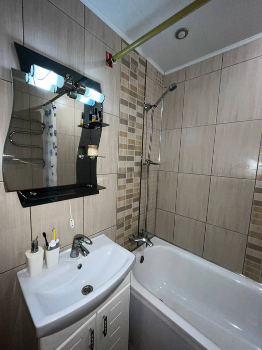 Продаж З кімнатной квартири 5 мрк.Зарічний