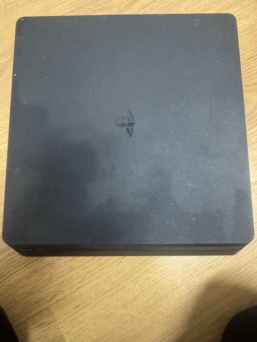 Продам PS4 slim із 2 джойстиками,іграми,з каблем зарядним і HDMI