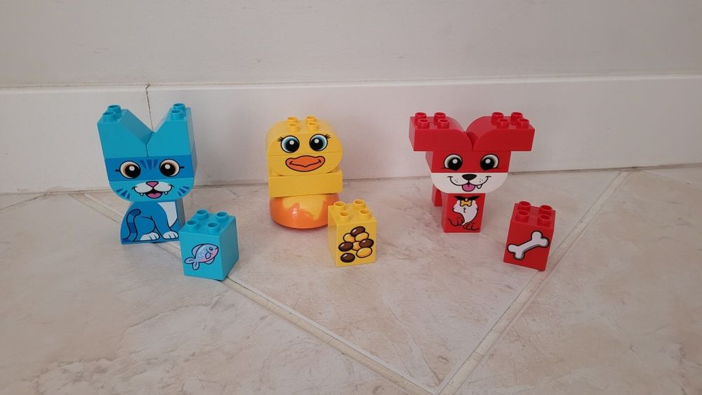 4 LEGO DUPLO: 10858, 10904, 10879 + peças várias