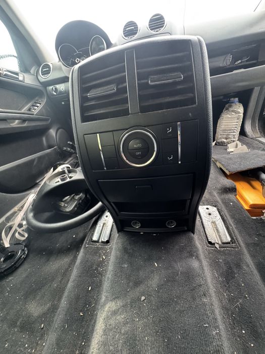 Подлокотник  оригенал Мерседес мл 164