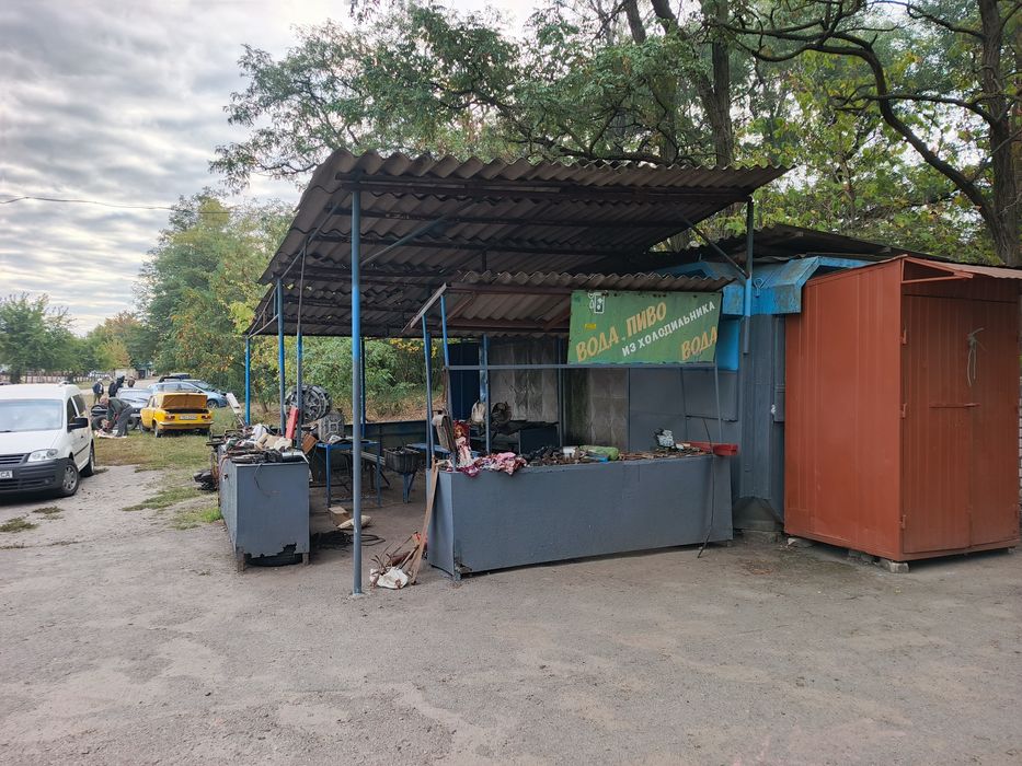 металевий павільйон + столи + залізний ларьок
Комплект:
	•	Мета