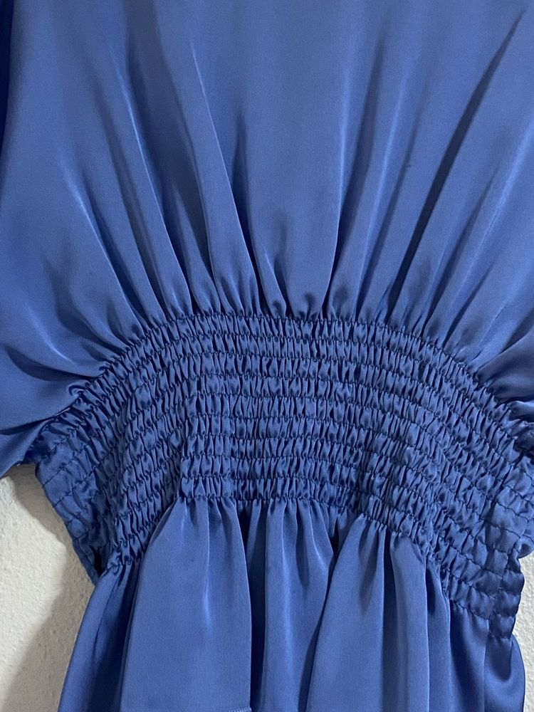 Camisola em cetim azul nova