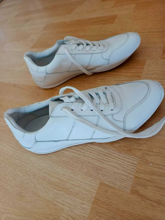 Sprzedam białe skórzane buty Gino Rossi, rozmiar 44 – jak nowe!