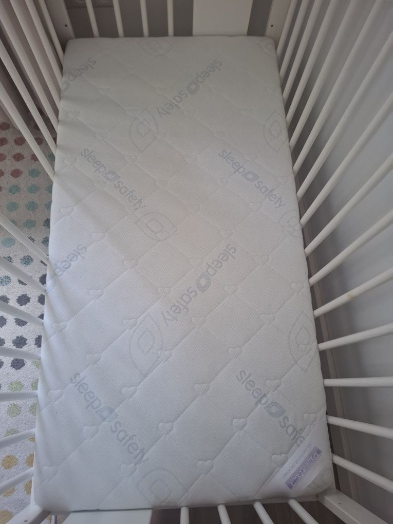 Sprzedam łóżeczko dziecece drewniane z materacem