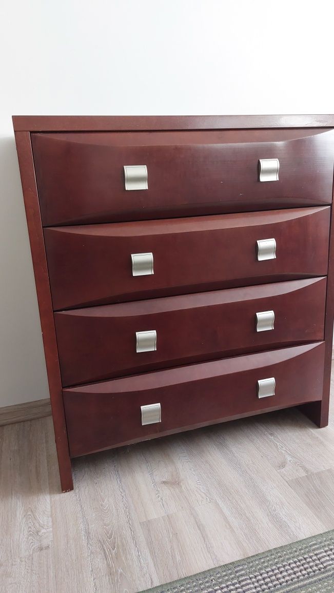 Sprzedam zestaw mebli – stół, 4 krzesła, komoda