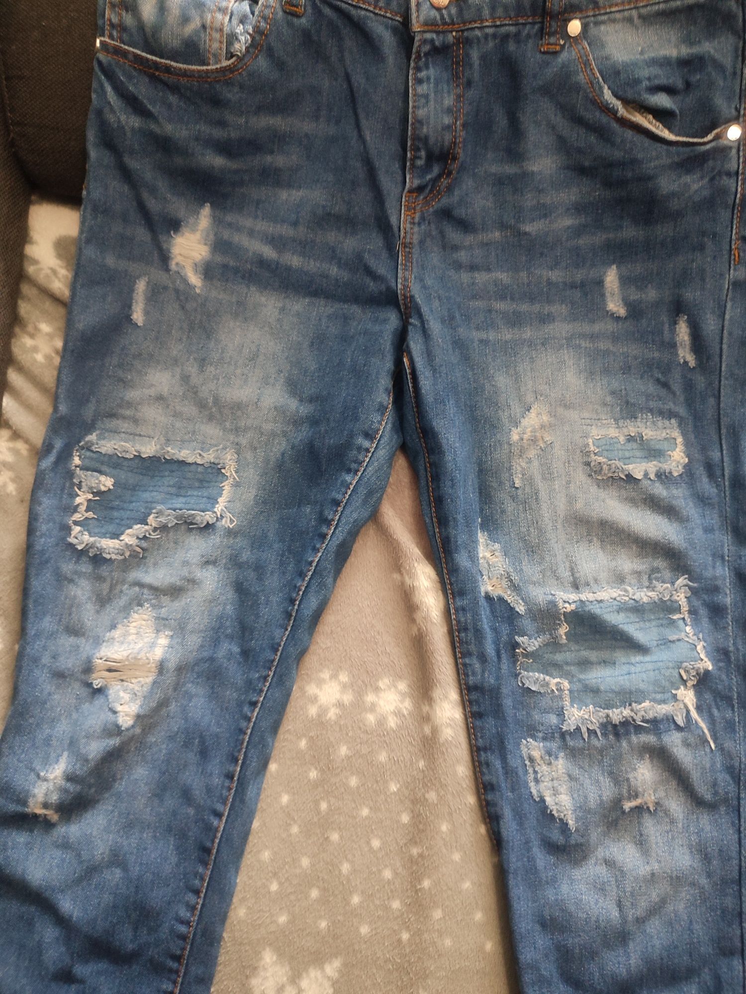Spodnie dżinsowe z przetarciami