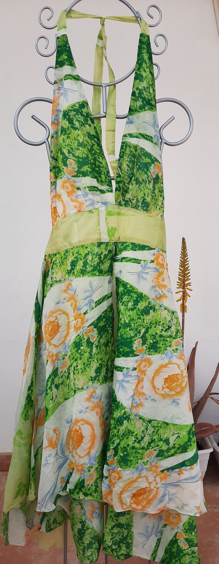 Várias peças de roupa em seda