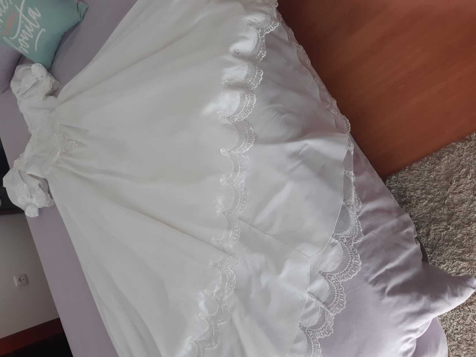Vestido de Noiva com Rendas e Bordados e luvas