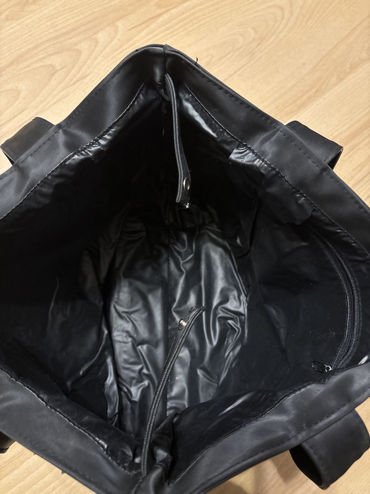 Czarna torebka shopperka