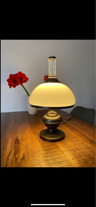 Elegancka , zadbana lampa stołowa