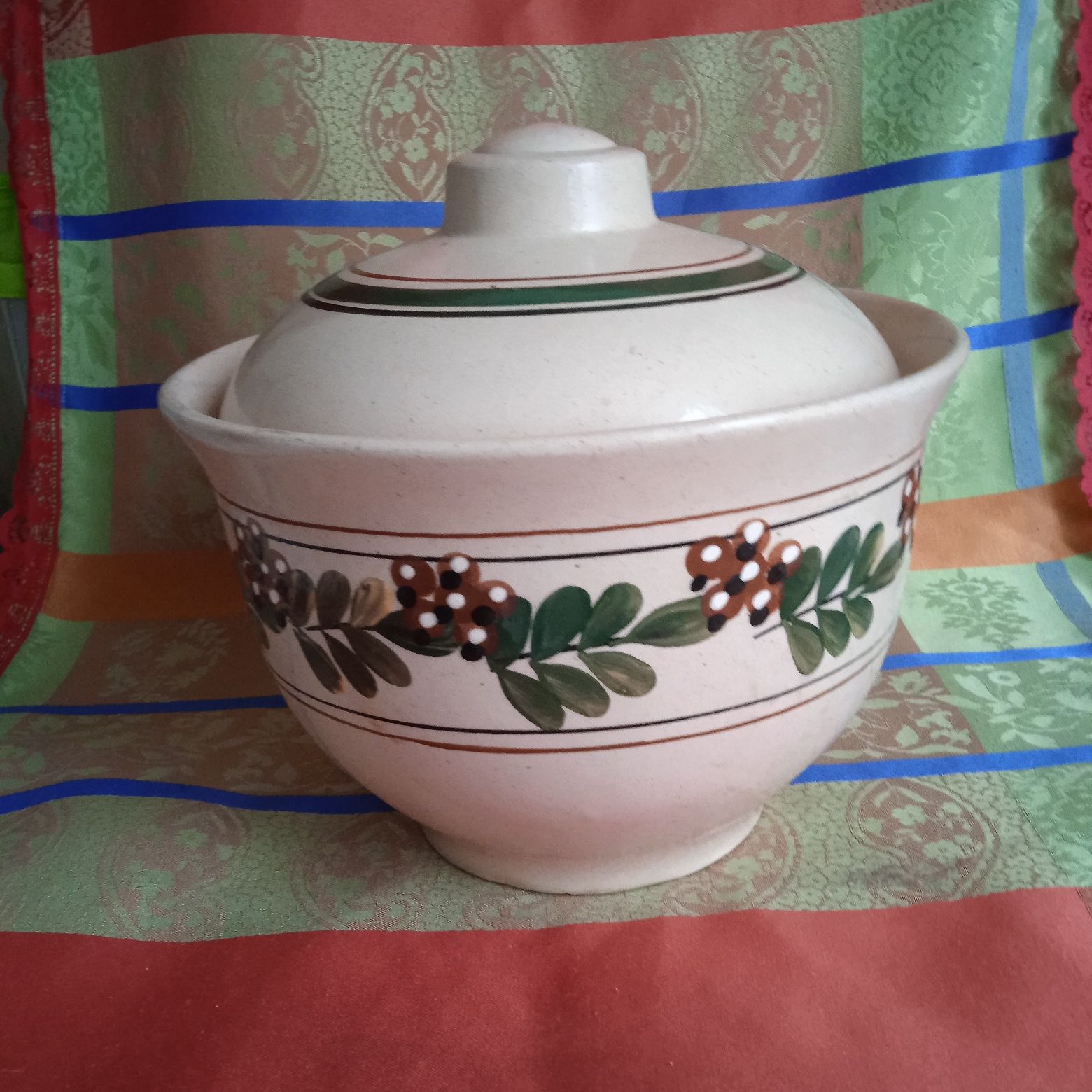 Кофемолка ручная и суповница.