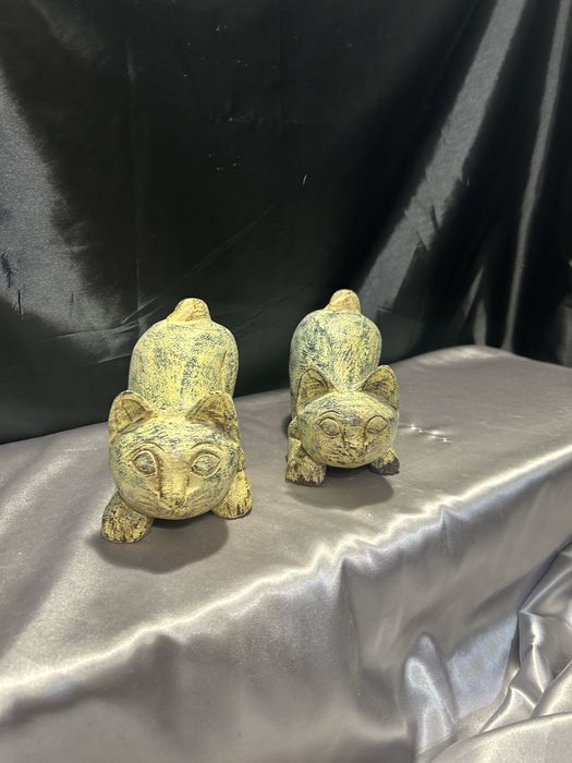 Zestaw 2 Drewnianych Kotów – Artystyczna Rzeźba z Charakterem