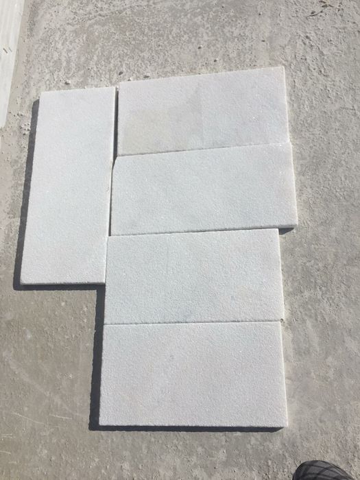 Marmore branco bujardado