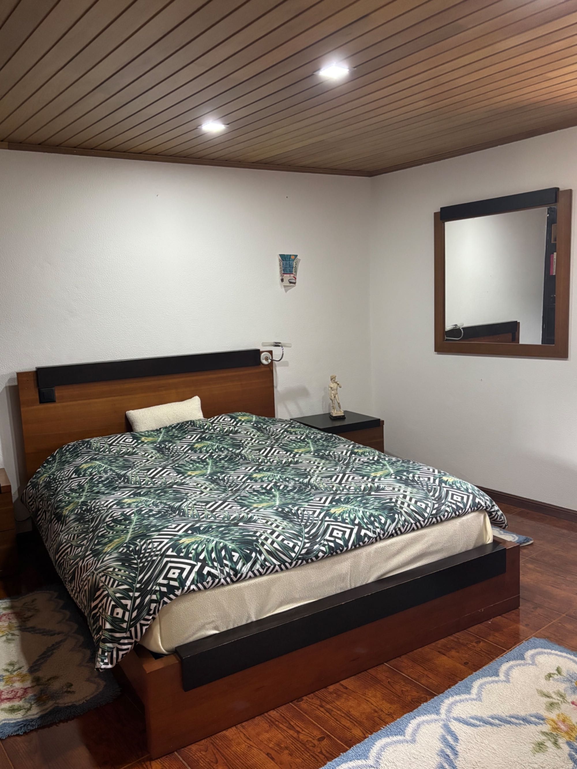 Conjunto de Quarto Completo em Madeira Maciça
