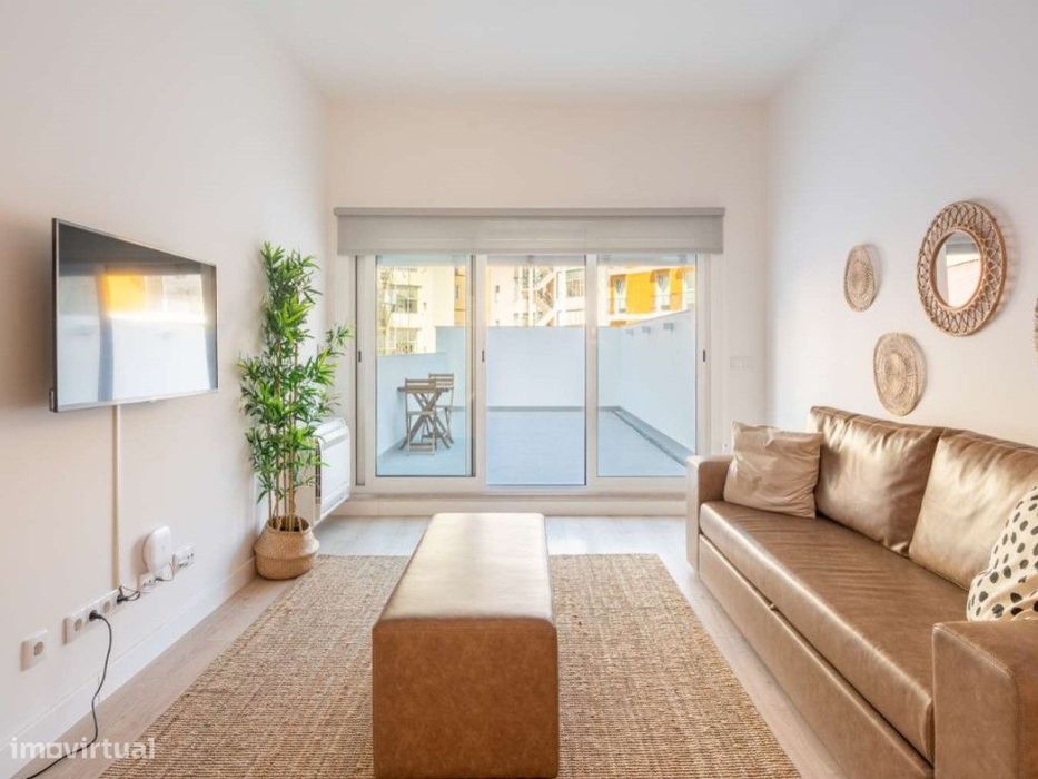 Apartamento T3 renovado, com terraço junto ao Campo Santana