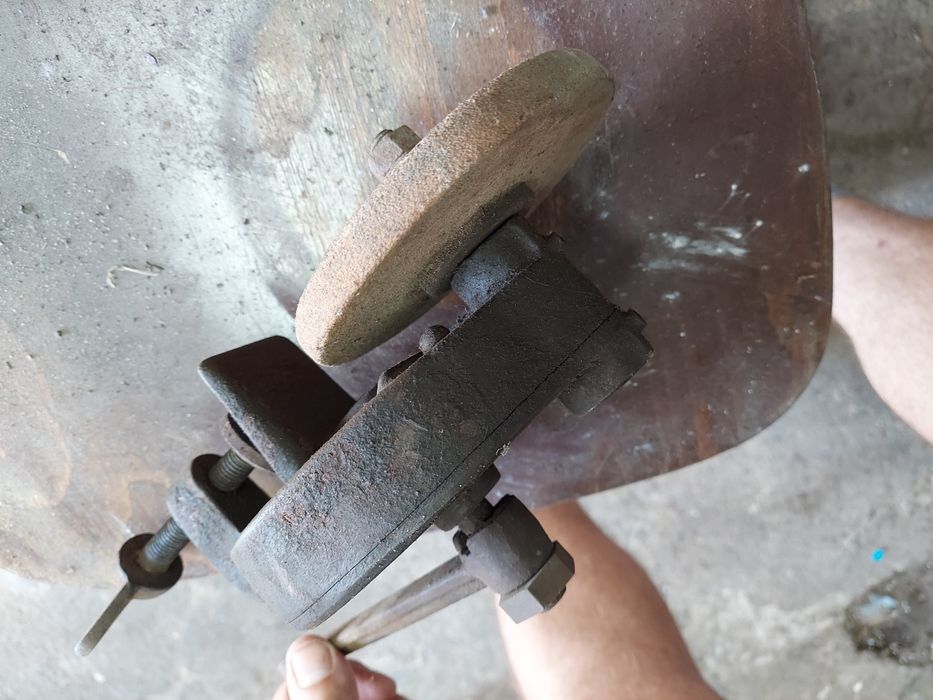 Sprzedam zabytkową olejarkę i ostrzarka ręczną-obniżka ceny