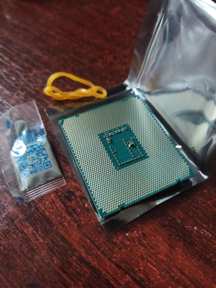 Процессор Intel xeon E5-2670-v3  12  ядер 24 потоки 2,6-3,1 Ггц