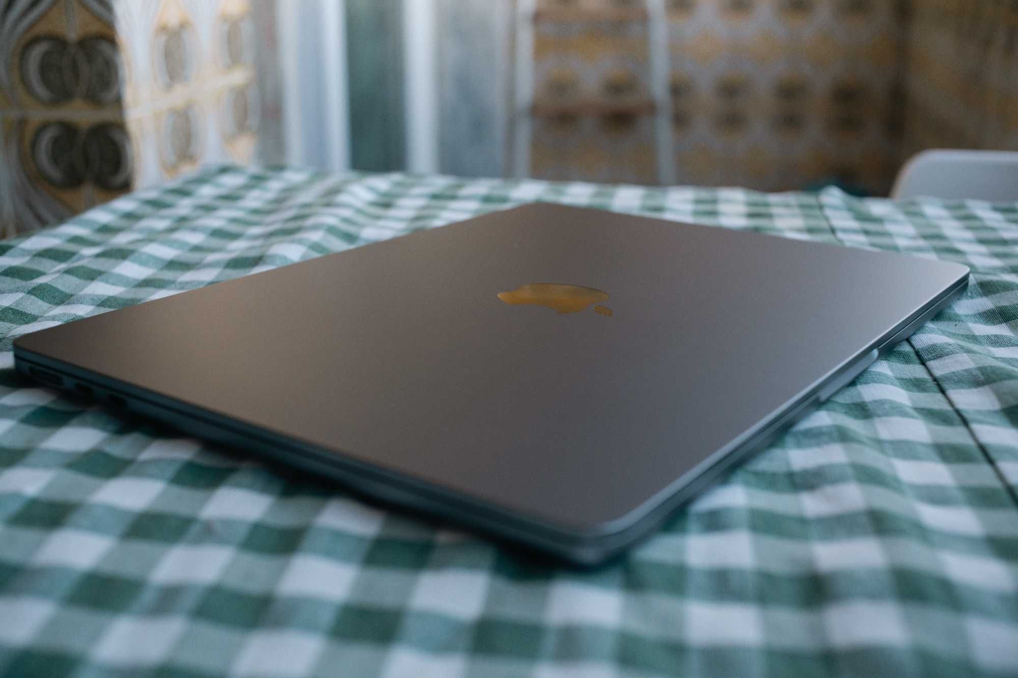 Macbook Air M2 16GB RAM 256 SSD