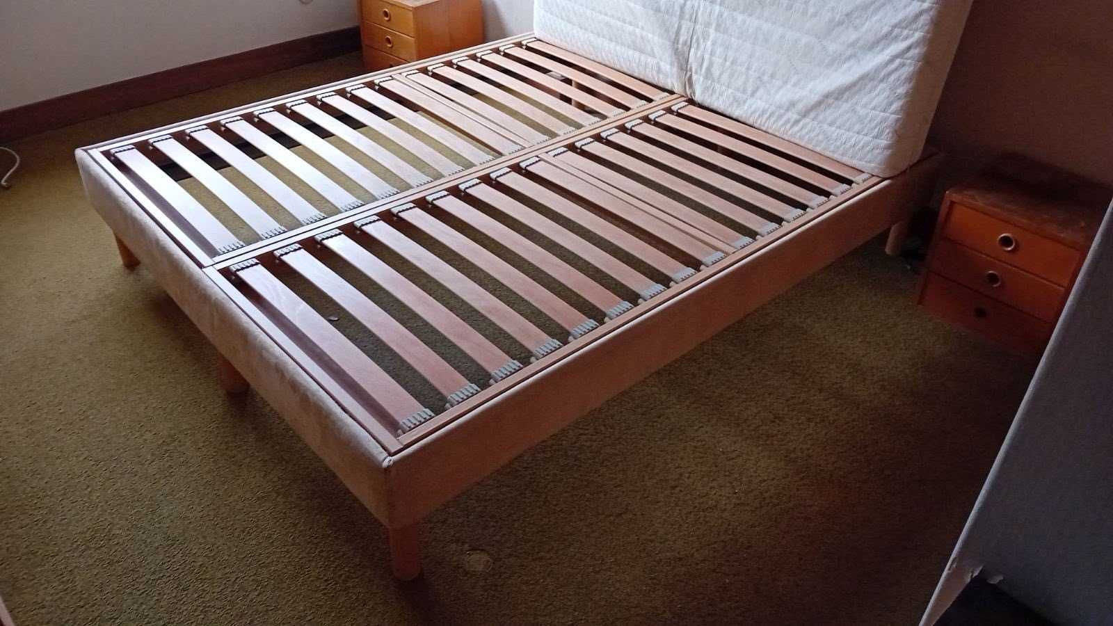 Cama de casal com estrado de ripas e colchão COLUNEX