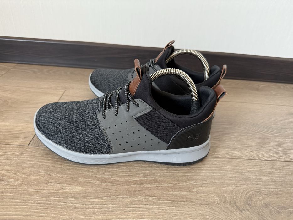 Кросівки без шнурівки Skechers 41 розмір стан нових
