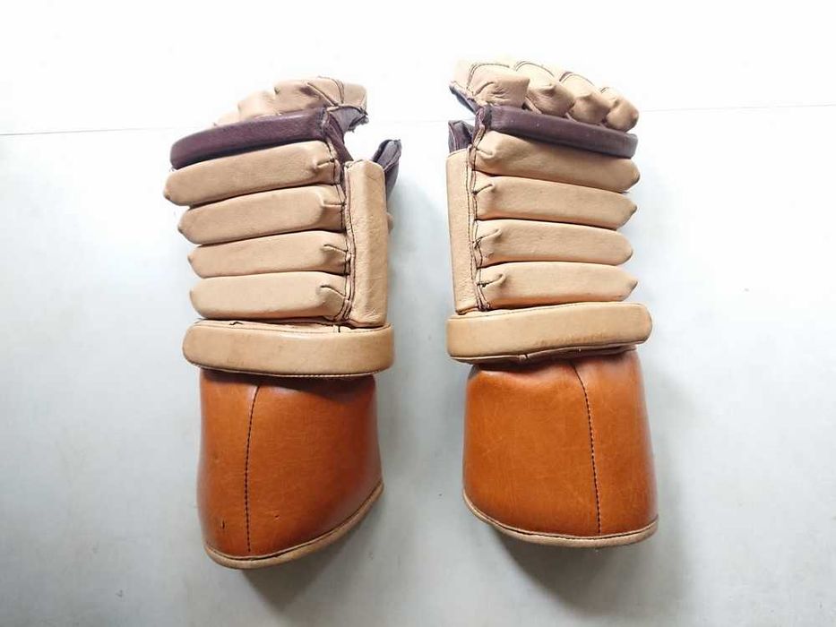 Винтажные хоккейные перчатки краги