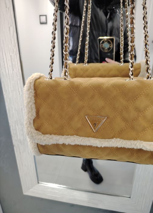 Torebka Guess w kolorze musztardowym