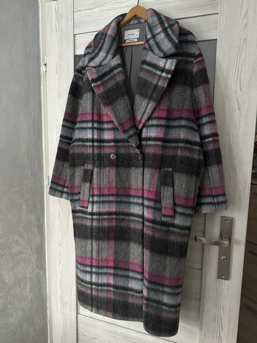 Wełniany płaszcz w kratę Reserved