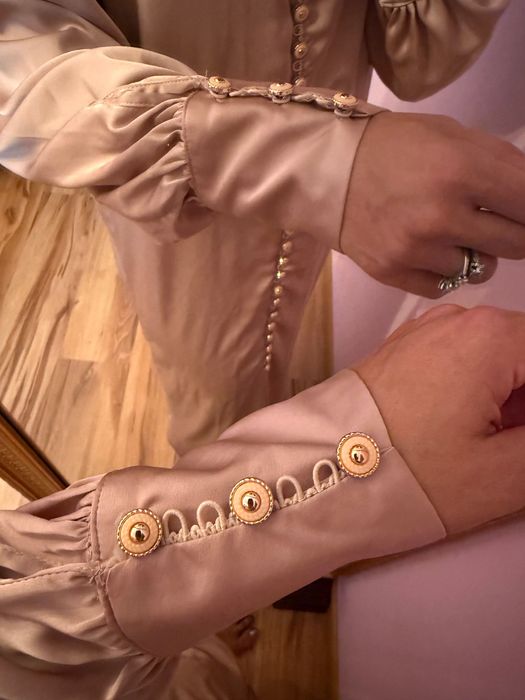 Дизайнерська шовкова сукня з розкішними ґудзиками, нова