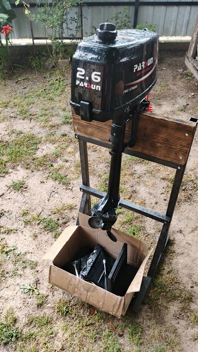 Підставка, тримач під лодочний двигун.