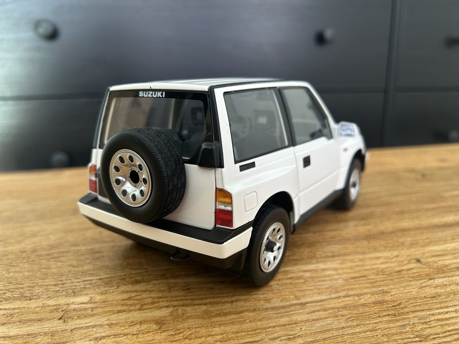 Suzuki Vitara 1:18 White LHD Dorlop jak Norev